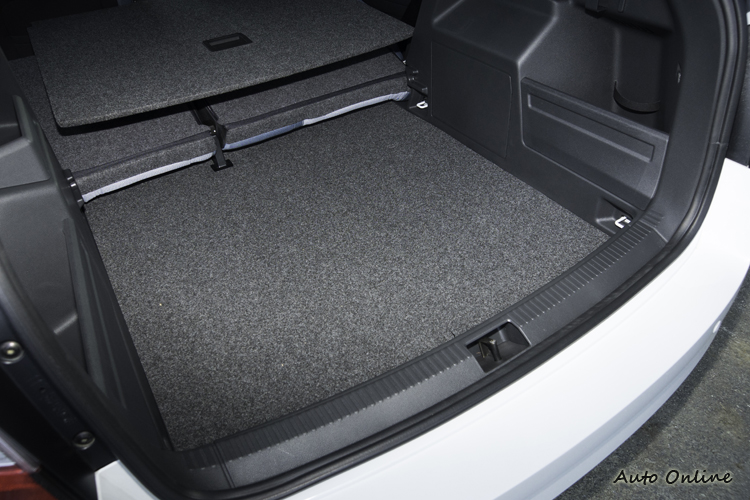 活動式行李廂底板之下,適合放一些髒濕衣物。