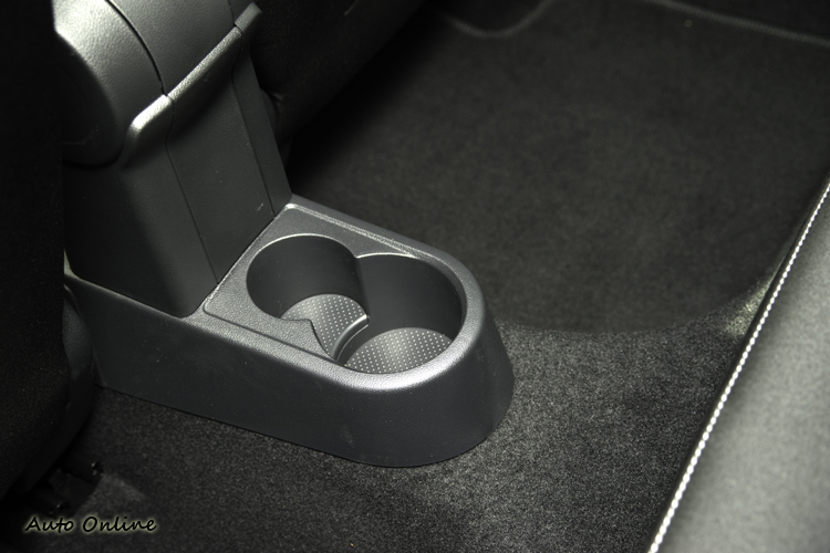 中央扶手後方提供一大一小雙置杯座。