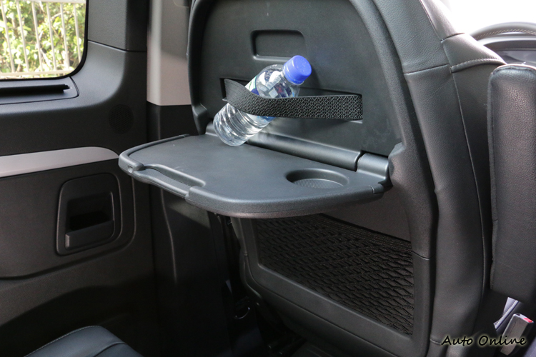 全車各處都為乘客設置不少實用的設計,包括椅背的餐盤在內。