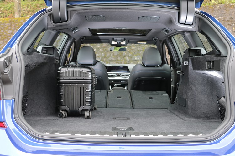 後廂空間在40/20/40分離可傾倒後座椅背全數傾倒之下,達1,510公升的行李廂容積。