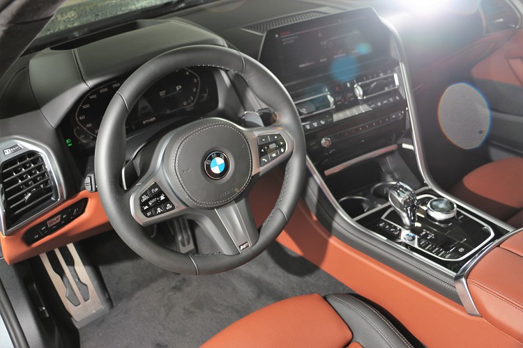 車內B柱之前樣貌與M850i Coupe相同,新世代造型樣貌包覆中控台,以全數位虛擬座艙呈現。