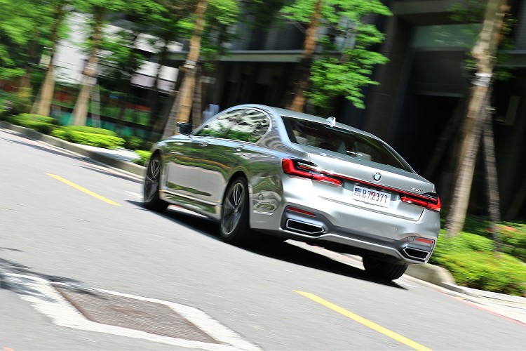 靜止加速到100公里/小時只需要6.2秒,很難想像小心臟搭配大尺寸車身能有如此表現。