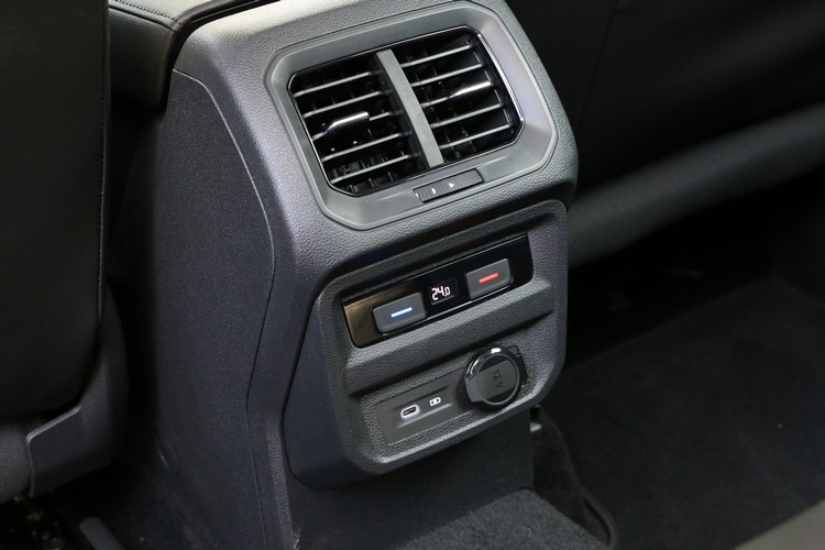 後座提供專屬的出風口和溫度調節面板,也有充電插槽方便使用。