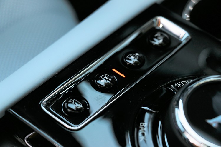 氣壓懸吊的好處就是能隨時控制車高來通過各種路況。