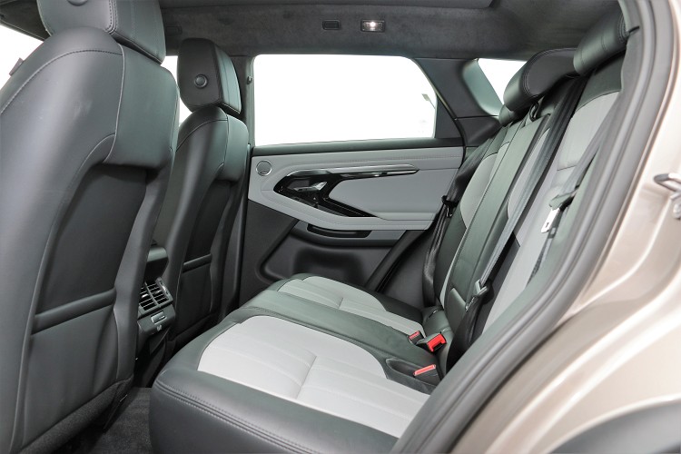 後座空間算是充裕,以我身高180公分,頭部與膝部都不會感到壓迫,坐墊柔軟中又帶有支撐,長時間久坐不會感到身體痠痛。