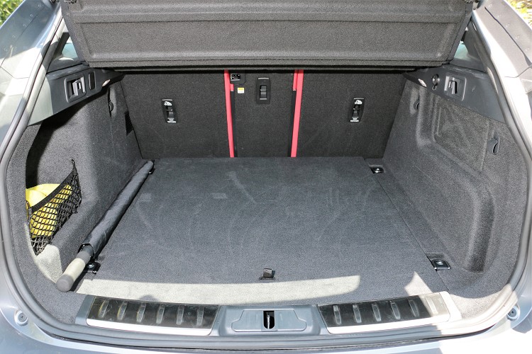 793公升的行李箱空間傲視同級,搭配後排座椅40:20:40分離傾倒設計,讓其最大置物空間可達1,842公升。