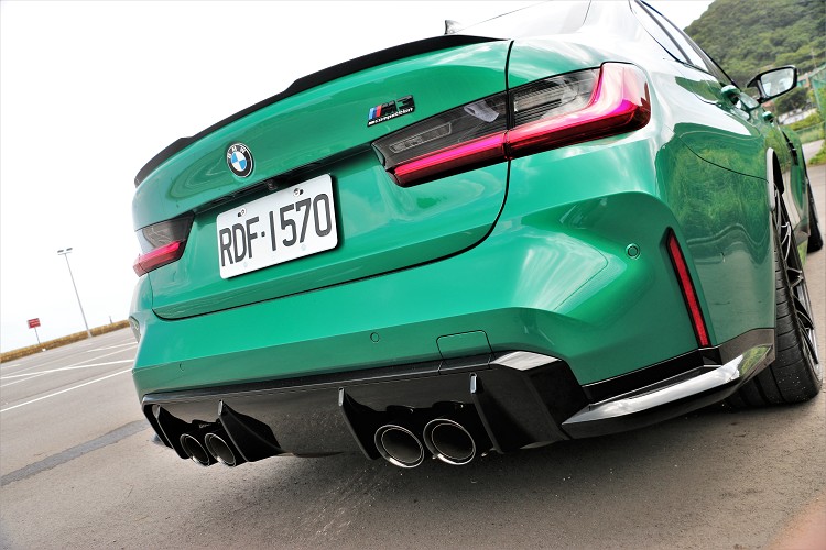 更寬後保桿、四出排氣管以及車尾M3 Competition專屬銘牌,營造出強勢運動化氛圍。