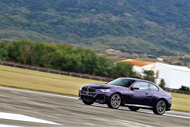 BMW導入四驅系統之後,修正後輪較為活潑的調性,多幾分穩定性讓一般駕駛可以輕易上手,容錯率也跟著提高。