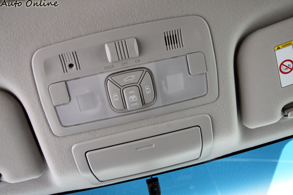 車門電動控制開關位於車頂,不過入門車型就少了這項配備了。