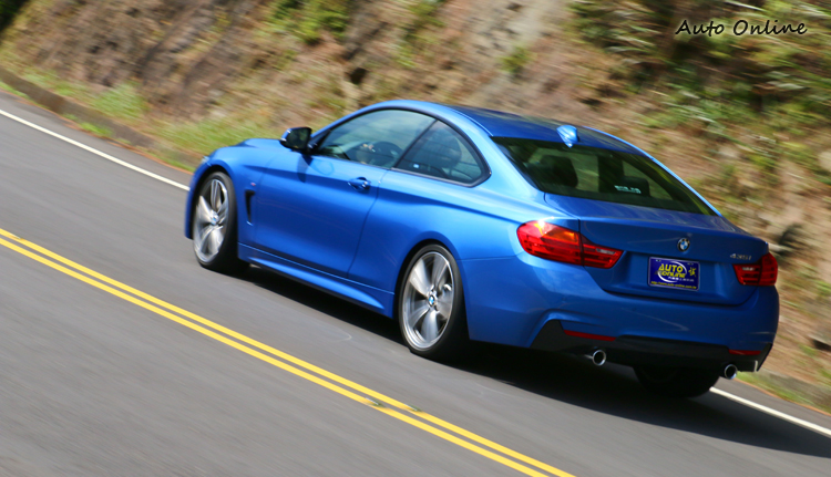 搭載M Sport Package套件的435i,外觀套件加持後視覺感官直逼現行M3,有如賦予4系列全新生命。