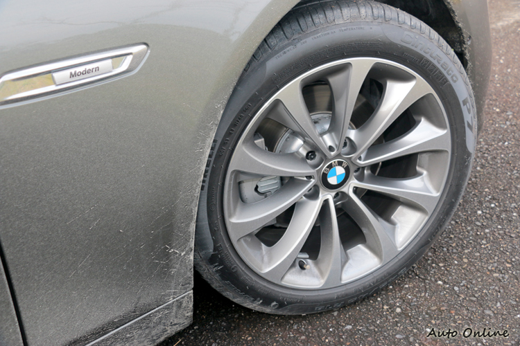 車側葉子板有專屬Line套件銘牌,輪胎規格為225/55R18。