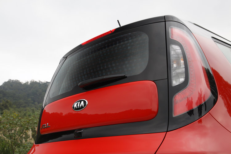 後尾門以背包式概念為靈感,搭配直立式LED導光條尾燈組相呼應。