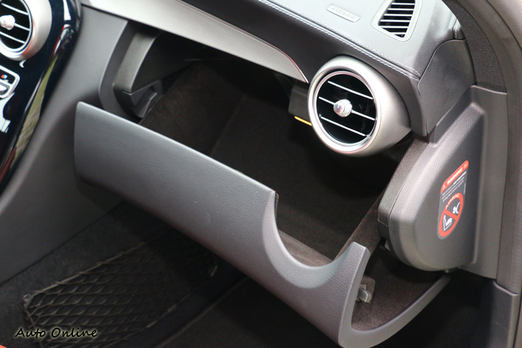 手套箱配合內裝造型,造成開啟角度較小,但內部容量一點也不小。