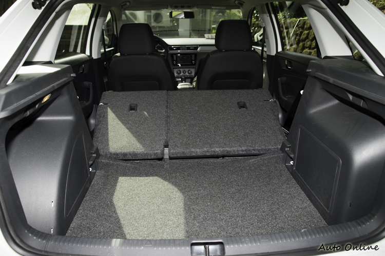 行李廂標準狀態下容量為415公升,當然也可放倒後座椅背擴增行李空間。