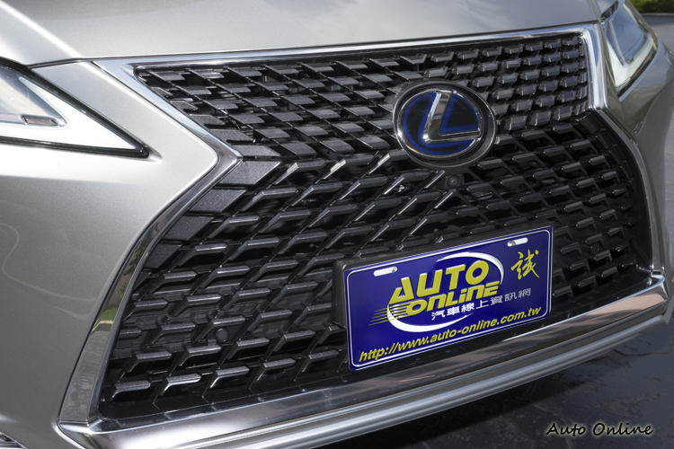 新世代家族水箱罩在輪廓線條與內部造型都有不同。