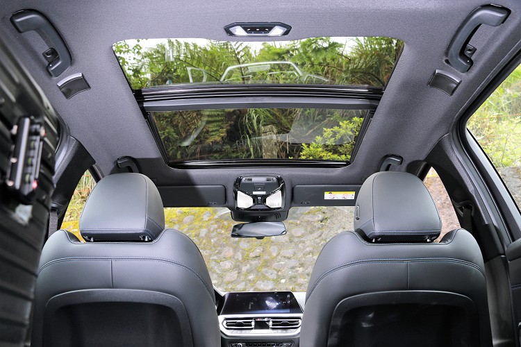 全景式電動玻璃天窗滿足旅程的乘載需求,更將沿途的美景盡收眼底。