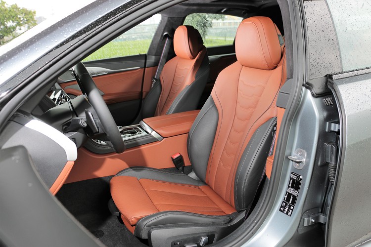 座艙雙前座採高級Merino真皮包覆的跑車座椅,不僅彰顯強烈運動化風格,同時為前座乘客提供觸感極佳的乘坐體驗。