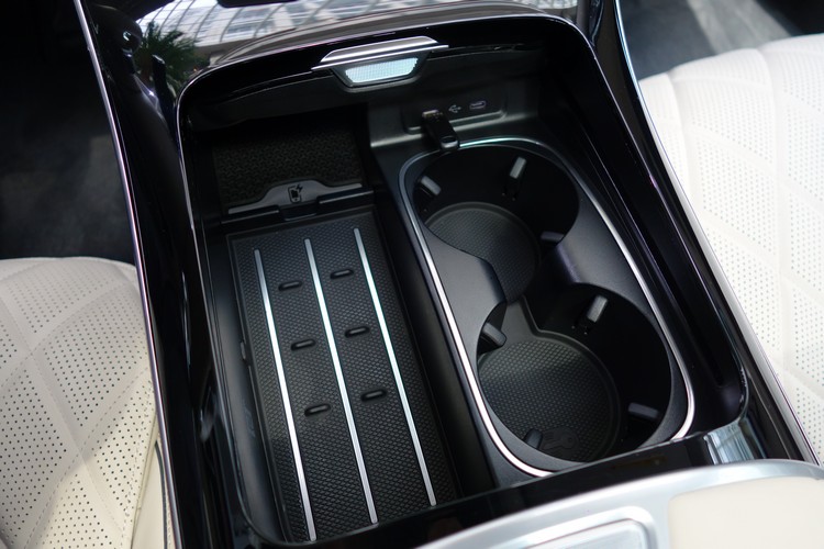 鞍座區提供無線充電座以及杯座設計,活動蓋板則以鋼琴烤漆處理。