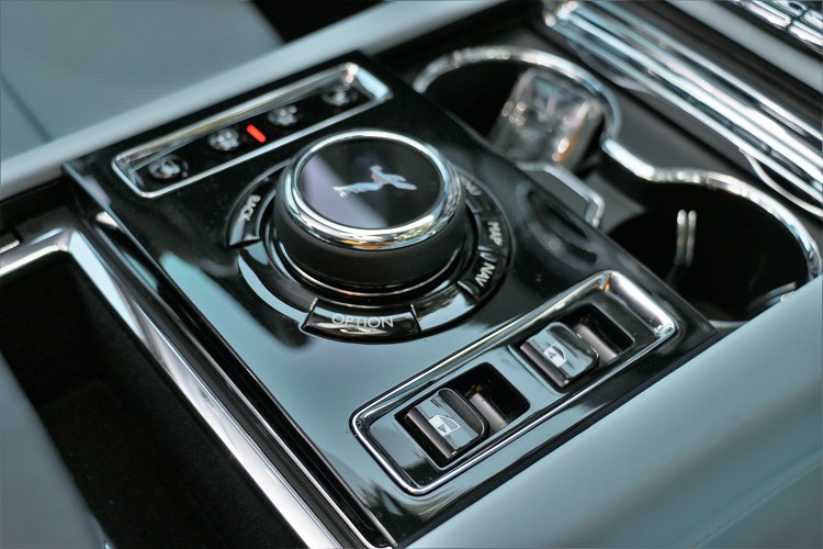 前門的電動控制你設置在中央鞍座的旋鈕旁。