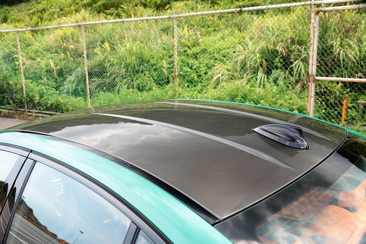 車頂換上碳纖維強化塑料(CFRP),降低車身重量與重心,大幅提高活性與穩定性。