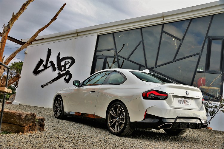 BMW M240i在台售價289萬元,上一代M2售價就要339萬元,如果預算不夠買不起G世代M2,M240i也是不錯選擇。