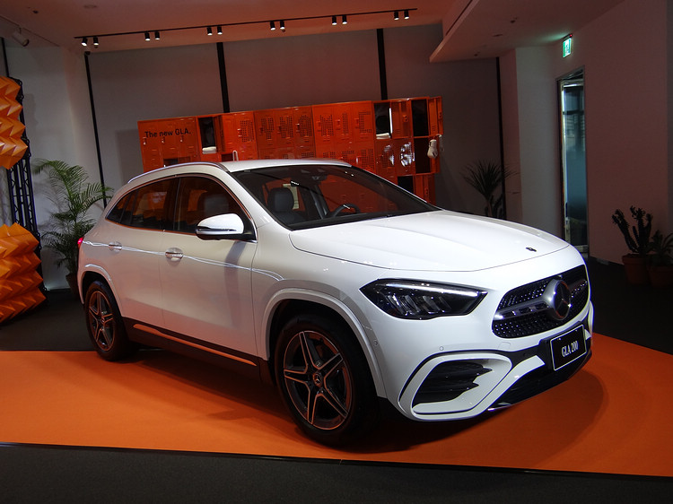 小改款GLA升級新世代休旅家族前後燈組設計。