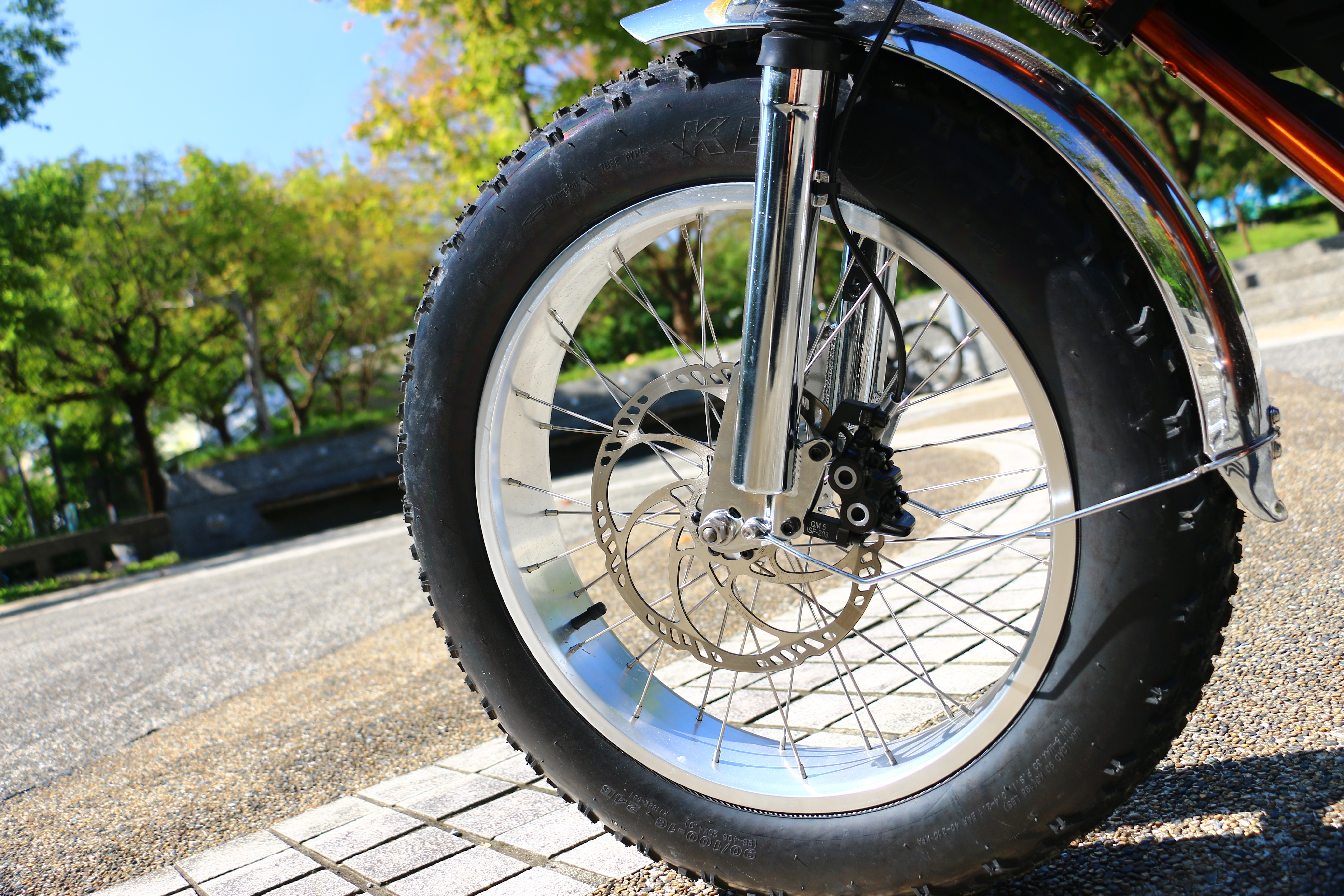 前後輪都採用碟式煞車，力道精準請小心使用。