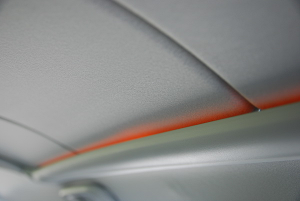 在全景玻璃車頂兩側,還設有可三段調整亮度的帶狀投射式LED氣氛燈。