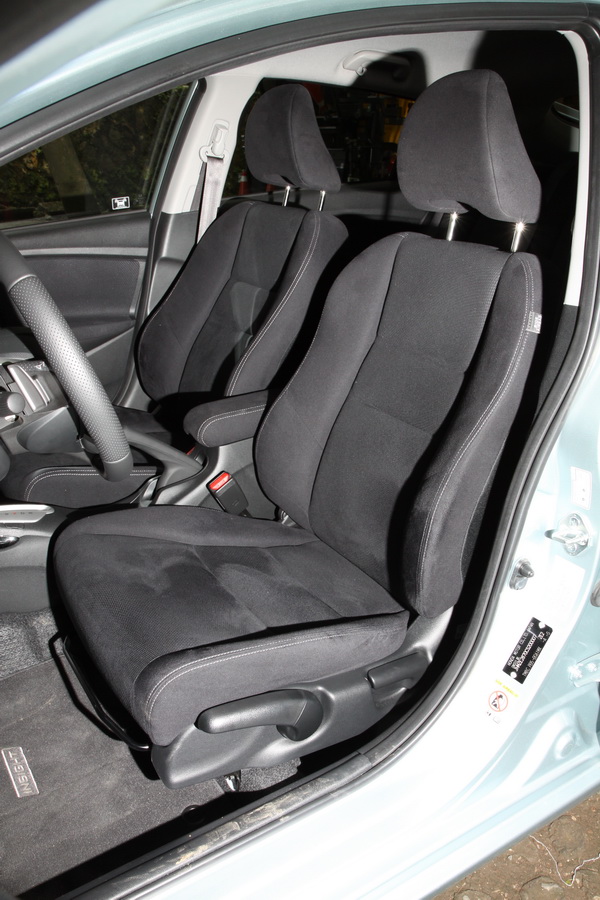 有手動座椅高低調整,讓身材嬌小的女性車主輕易調整到適合的駕駛姿勢。