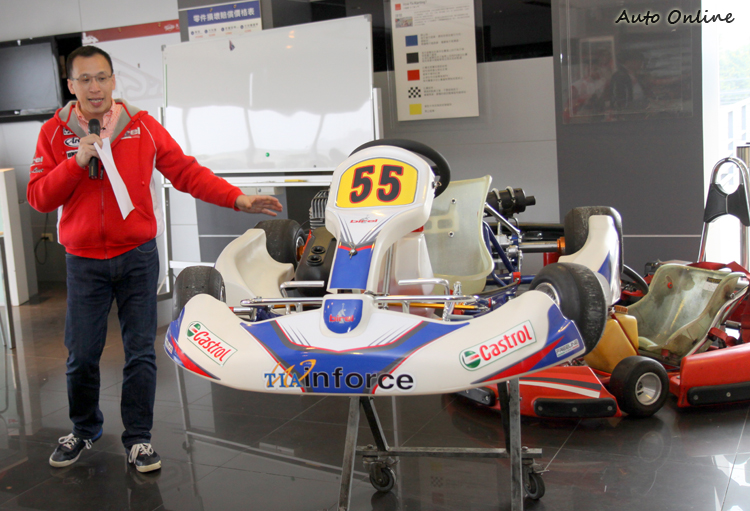 大魯閣一日賽車手的課程,就是教導學員如何來操駕YAMAHA SL二行程組別的卡丁車,課程教練由大魯閣許俊麒副總經理親自授課。