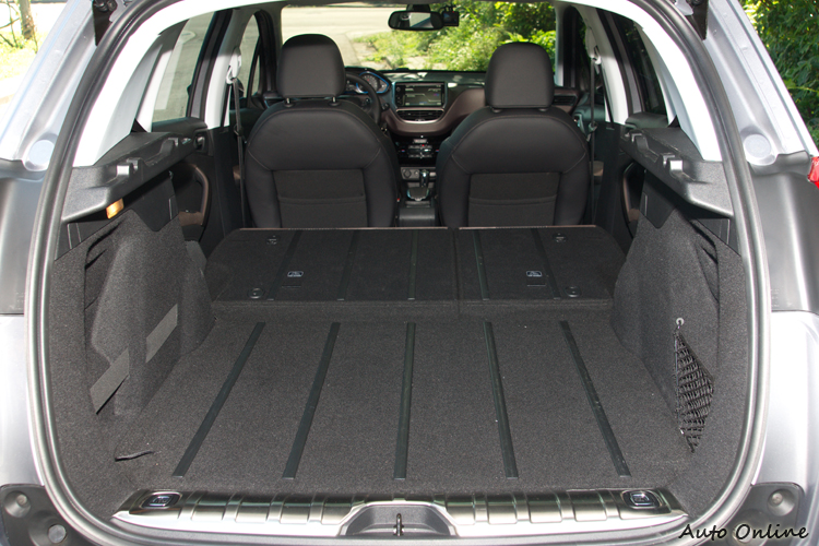 後座向前傾倒後的行李空間相當平整。