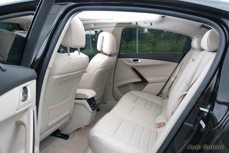 四區恆溫空調,後座出風口處也有調整介面。