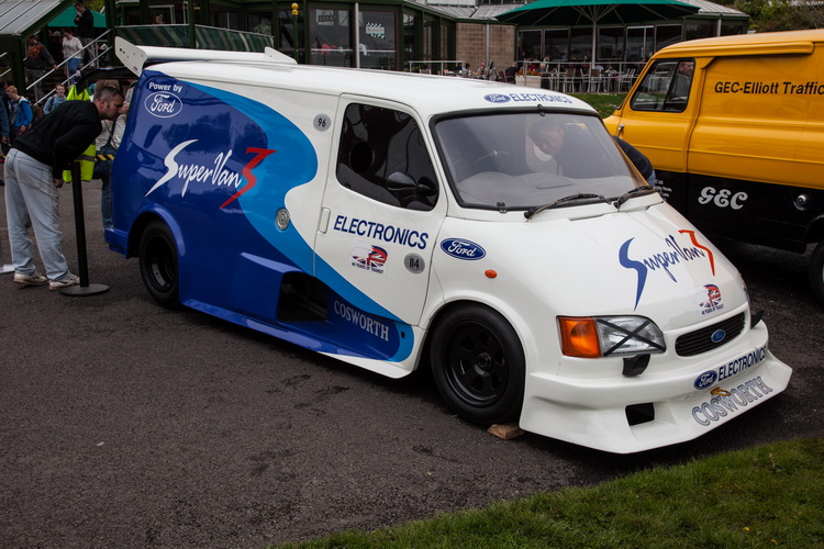 Ford Transit Supervan老歸老V8引擎的嘶吼聲一樣讓人眼睛一亮