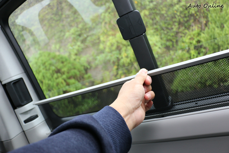 第二排配置了滑動式車窗和遮陽簾,乘客不至於產生封閉感。