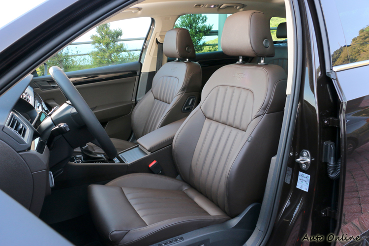 厚實的雙前座椅,非常符合人體工學設計。