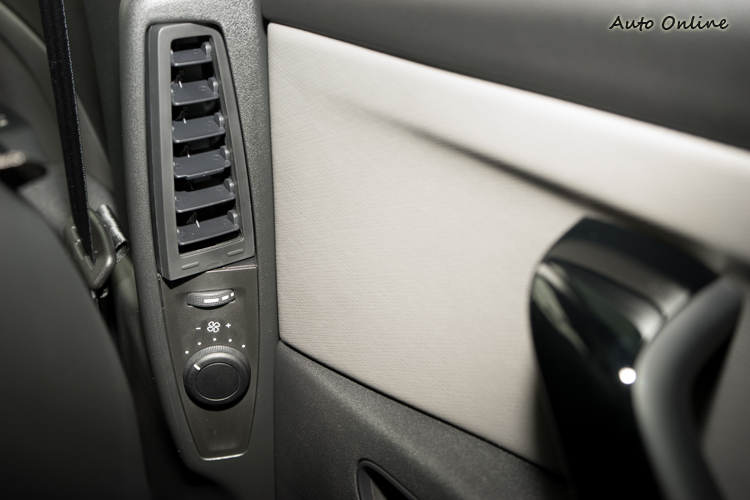 後座有空調出風口與風量調整。