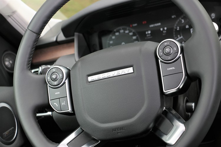 方向盤的右側按鈕可控制ACC璇行的車速與前車距離。