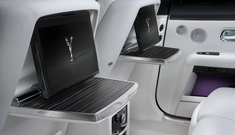 後座專屬的螢幕可結合高精密度鎂瓷複合錐形揚聲器,營造出後座如同小型劇院的奢華空間。