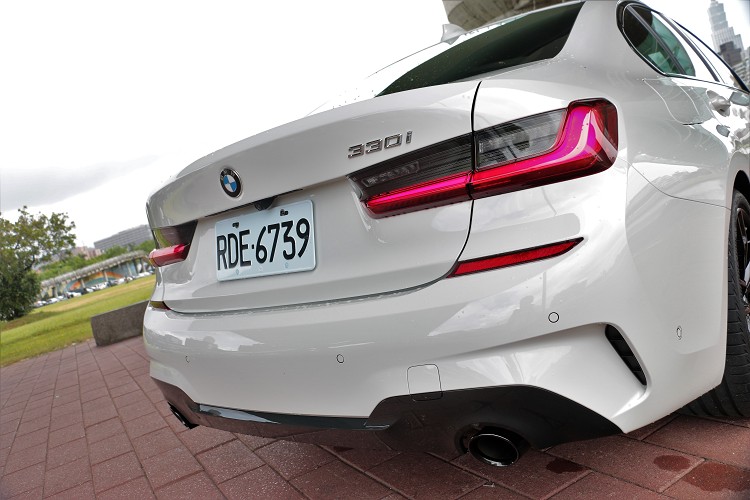 黑色排氣尾飾管增添跑格氛圍,排氣聲浪則與一般版車型相同。