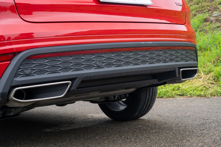 相較於標準版採隱藏式設計,RS版則以在後保桿設計上整合了左右雙出大型排氣尾飾管來突顯運動感