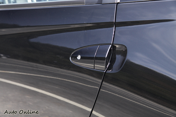 特殊的把手造型,有點類似Civic五代的開門方式。