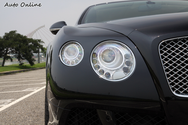 但全新第二代Continental GT將內側的圓形頭燈放大,外側的圓形頭燈縮小,兩組的圓形頭燈差異更加明顯。