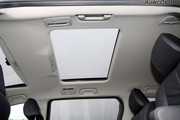 雙天窗設計實際上前面的一組無法全開,只能打開一角通風。