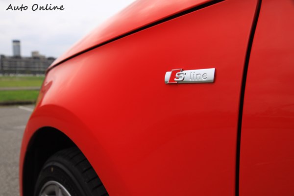 小小的S line徽章如同蛙人的臂章一樣,代表外貌與內在的剽悍!