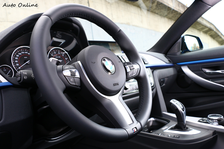 M款多空能真皮方向盤,三輻式造型就類似全新M6車上搭載的,後方有大面積的換檔撥片。