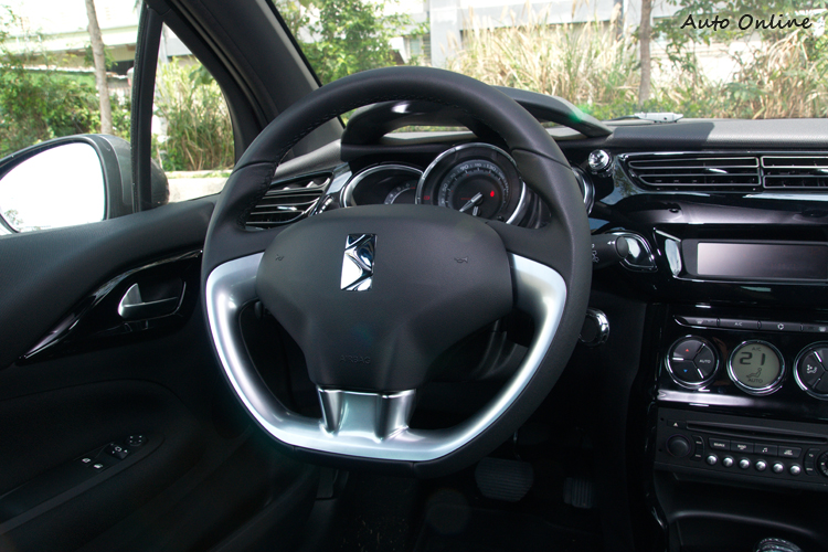 帶有平底設計的真皮三輻四向可調方向盤。