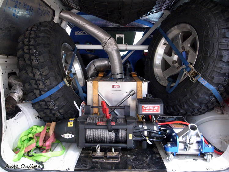 比賽前一天的車檢,會檢查兩條備胎、千斤頂、絞盤等配備。