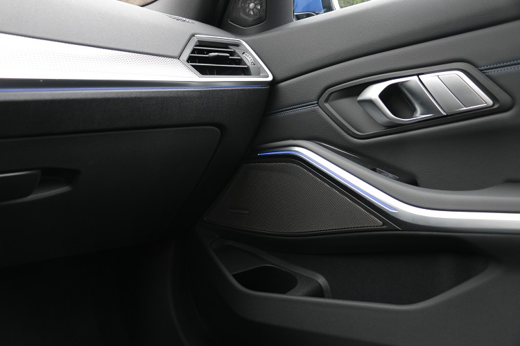 車內提供6種顏色選擇的環艙氣氛燈組,可依照心情自行做切換。