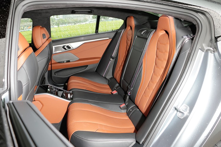 可以看到後座中間也有配置三點式安全帶,但受到獨立空調介面影響,中間其實不太適宜坐人。