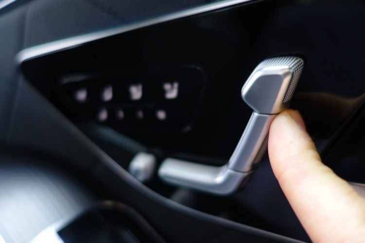 實體按鍵究竟該以按壓撥弄,或是必須用觸控來操作,往往需要使用者嘗試錯誤幾次後才知道,正如同上車後找不到車門內側的隱藏拉把一樣,整個內裝容易造成使用者混淆的設計無所不在,連帶也影響了駕乘體驗。